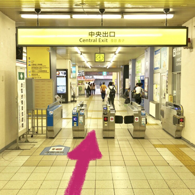 JR鶴橋駅、中央改札出口を出てまっすぐ進みます。
