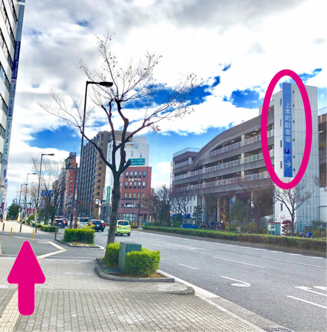 右手に近鉄百貨店の『上本町駐車場』が見えます。（直進します）