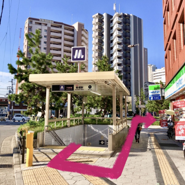 地下鉄 鶴橋駅①番出口を出てファミリーマートを右手に千日前通を➔の方向へ進みます。(上本町方面へ：西)