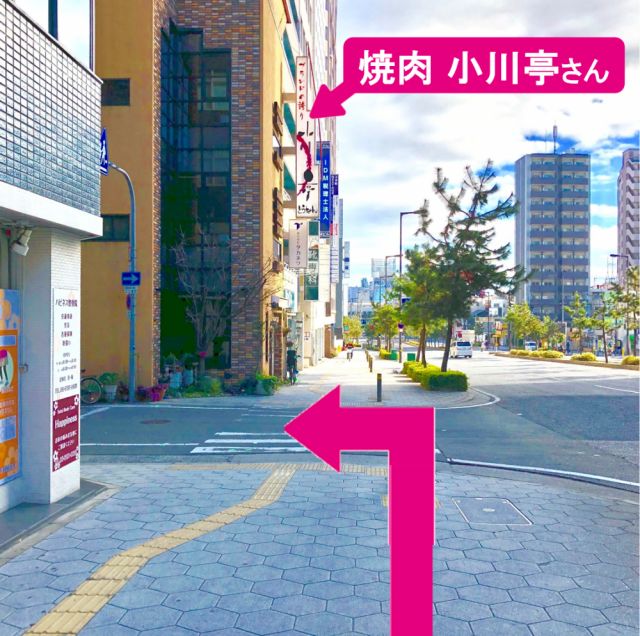 郵便局を越えたら、茶色い建物(小川亭とらちゃんです)を左折します。